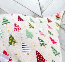Load image into Gallery viewer, Traditional Holiday Pet Bandana
